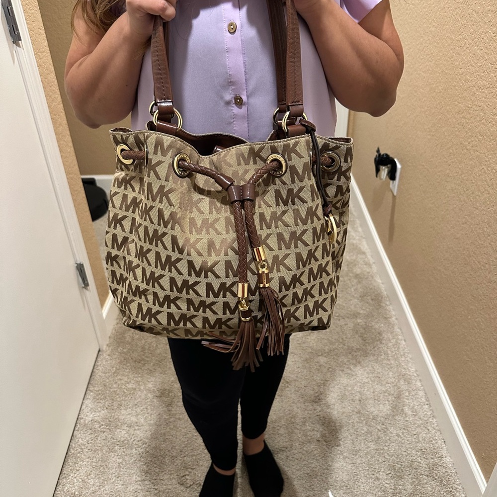 Michael Kors bucket bag - Picture 4 of 6